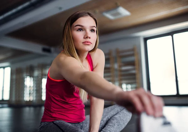 Ritratto di una ragazza o di una donna che fa esercizio in palestra . — Foto Stock