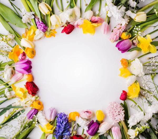 Pasen en voorjaar plat lag op een witte achtergrond. Kopiëren van ruimte. — Stockfoto