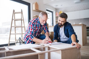 Üst düzey babası mobilya, yeni bir ev concept montaj ile olgun bir erkek.