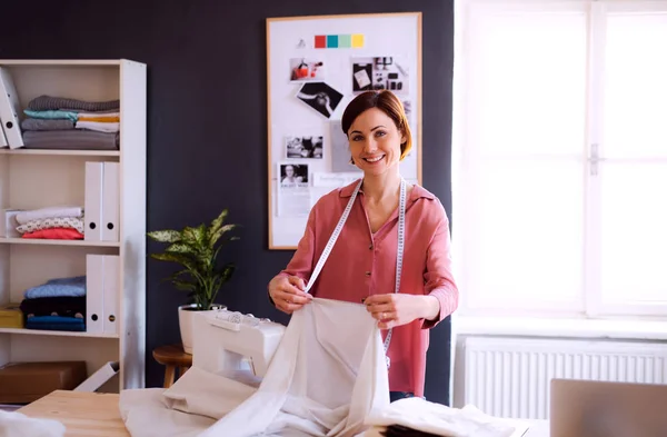 Mladá kreativní žena ve studiu, práci. Po spuštění krejčovství podnikání. — Stock fotografie