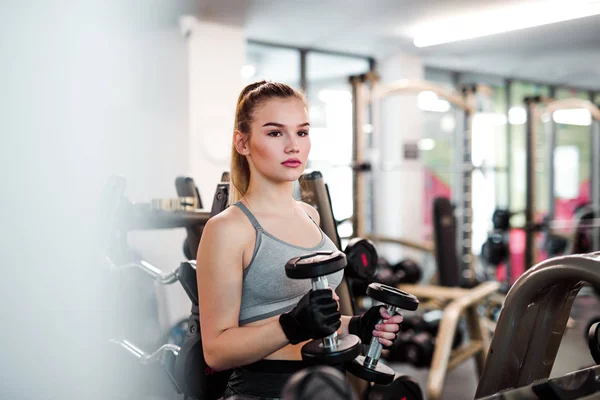 젊은 여자 또는 여자 아령, 체육관에서 운동을 하 고. — 스톡 사진