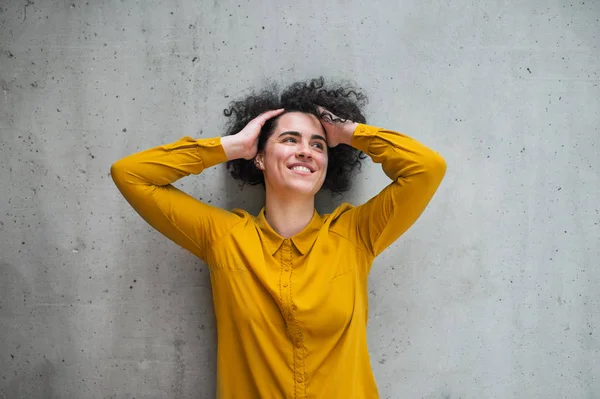 Retrato de un joven estudiante o mujer de negocios en la habitación de una biblioteca u oficina . — Foto de Stock