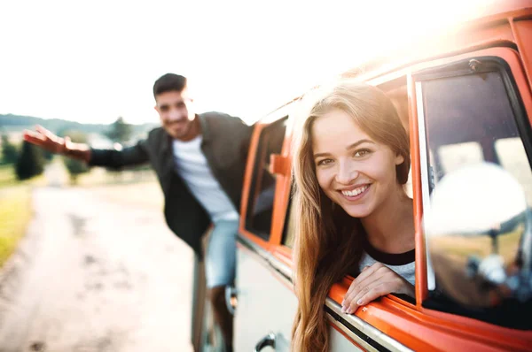 Un grupo de jóvenes amigos en un viaje por el campo . — Foto de Stock