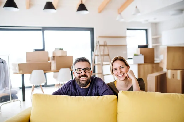 Un retrato de una joven pareja mudándose a un nuevo hogar . —  Fotos de Stock