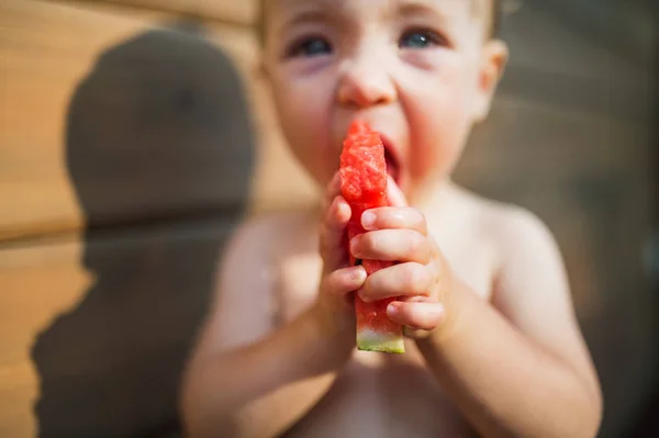 Close-up de menina pequena ao ar livre no verão, comer melancia . — Fotografia de Stock