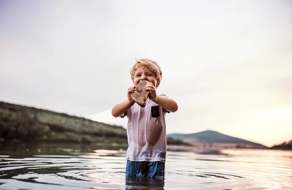 Açık havada yaz aylarında nehir kenarında oynarken bir küçük yürümeye başlayan çocuk. — Stok fotoğraf