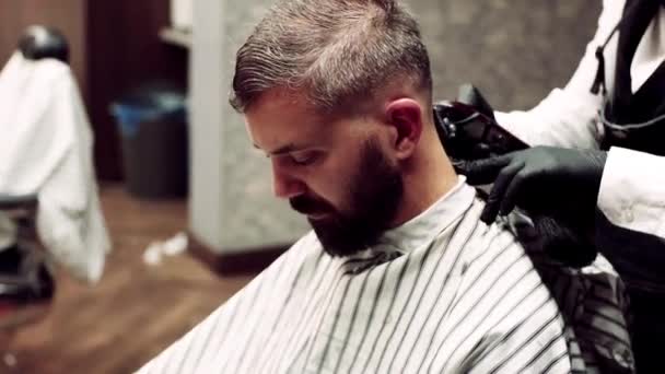 Hipster homem cliente visitando haidresser e cabeleireiro na barbearia . — Vídeo de Stock