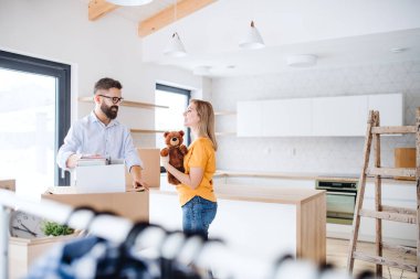 Genç bir çift yeni ev taşıma.