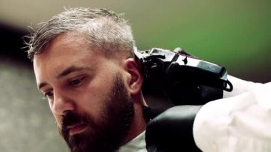 Hipster adam istemci haidresser ve kuaförü kuaför dükkanı ziyaret etti. Ağır çekim.