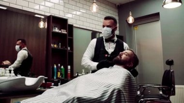 Hipster adam istemci haidresser ve kuaförü kuaför dükkanı ziyaret etti. Ağır çekim.