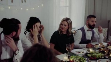 Multigeneration aile bir kapalı aile doğum günü partisi, yemek masada oturan.