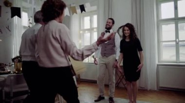 Anne, baba veya büyükbaba bir kapalı doğum günü partisi tebrik genç Çift.