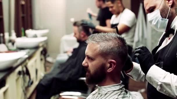 Hipster man client een bezoek aan haidresser en hairstylist in kapper. Slow motion. — Stockvideo