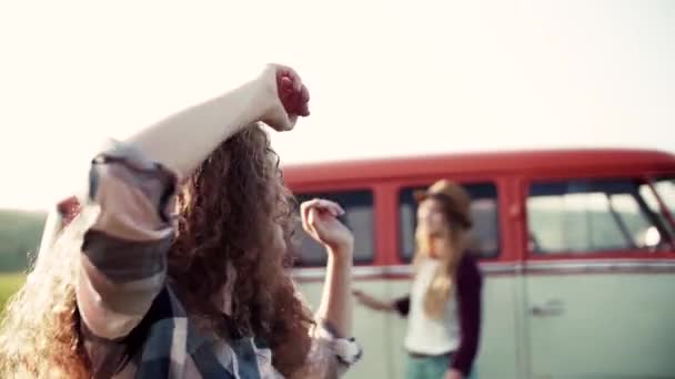 Chica joven con amigos en un viaje por el campo, bailando . — Vídeos de Stock