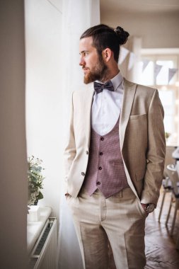 Yakışıklı hipster genç bir adamla kapalı bir parti resmi takım ayakta.