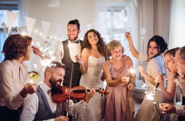 Genç gelin, damat ve dans ve şarkı bir düğün Konuk.