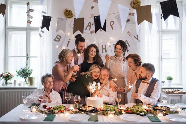 Un uomo anziano con una famiglia multigenerazionale che festeggia il compleanno al coperto . — Foto Stock