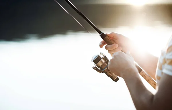 Bránice muže rybaření u jezera, drží tyč. Detail. — Stock fotografie