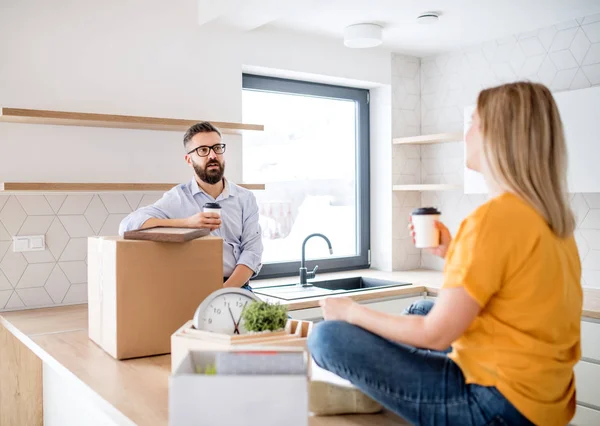 A young couple drinking coffee when moving in new home. — Stock Photo, Image