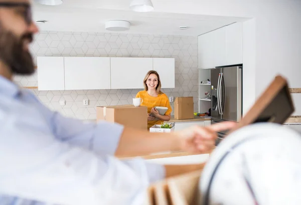 A young couple moving in new home. — Stock Photo, Image