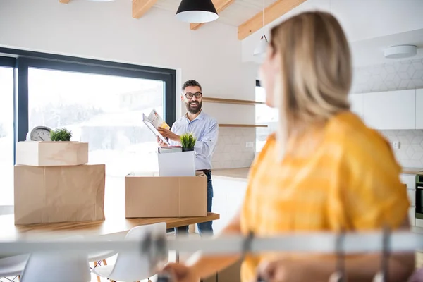 Ein junges Paar zieht ins neue Zuhause. — Stockfoto