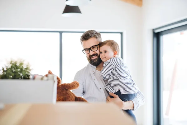 Un retrato de un padre joven con una niña que se muda a un nuevo hogar . —  Fotos de Stock