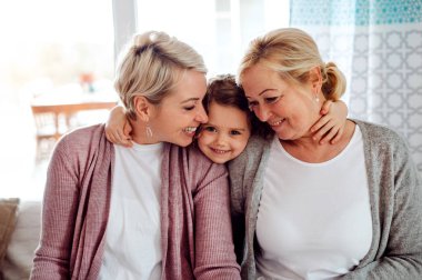Annem ve anneannem evde küçük kız portresi.