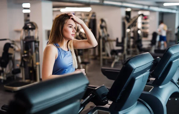 Portrait d'une jeune fille ou d'une jeune femme faisant de l'exercice cardio dans un gymnase . — Photo