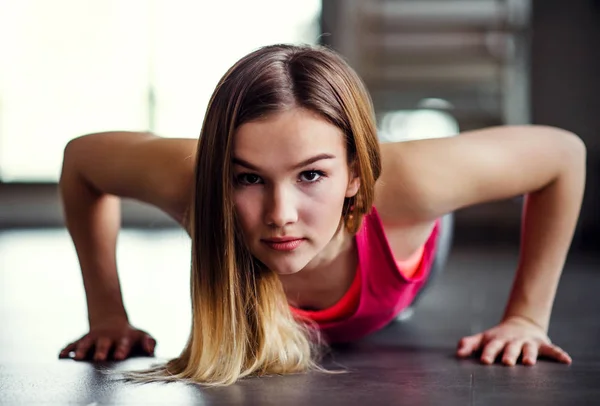 Genç kız ya da bir spor salonunda şınav kadın portresi. — Stok fotoğraf