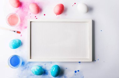 Paskalya ve bahar düz beyaz bir arka plan üzerinde yatıyordu. Kopya alanı.