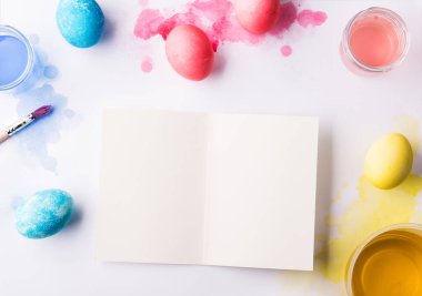 Paskalya ve bahar düz beyaz bir arka plan üzerinde yatıyordu. Kopya alanı.