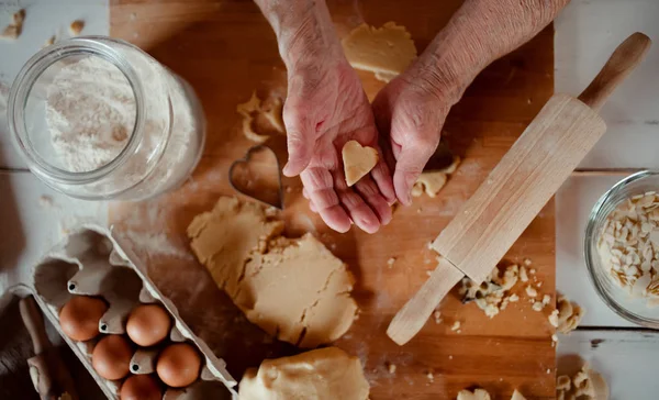 Yaşlı kadın evde mutfağa kek yapma midsection. Üstten Görünüm. — Stok fotoğraf