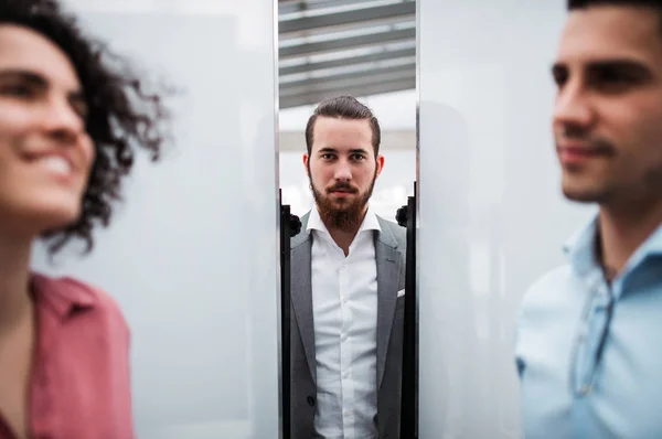 Genç businessmanwith meslektaşları ofiste takım ayakta. — Stok fotoğraf