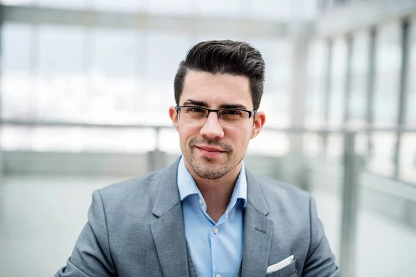 Una vista frontal del retrato de un joven empresario dentro de una oficina . — Foto de Stock