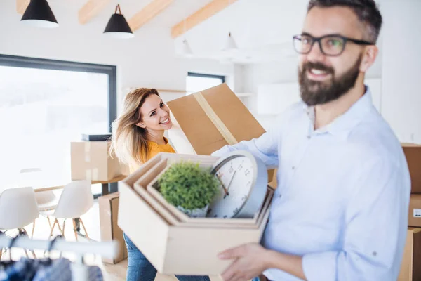 Una joven pareja mudándose a un nuevo hogar . — Foto de Stock