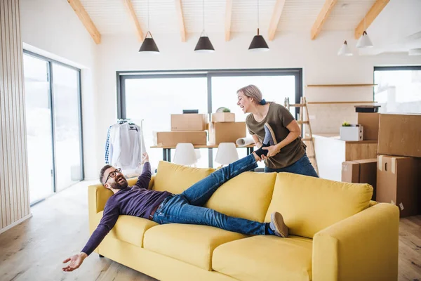 Ett ungt par flyttar i nya hem, ha roligt. — Stockfoto