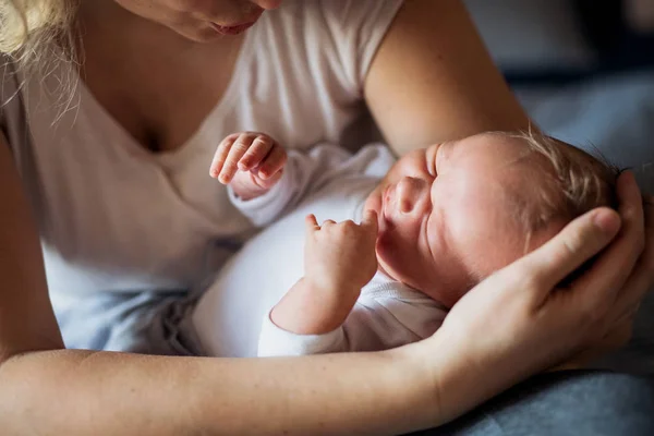 Bir midsection bir anne ile evde uyuyan bir yeni doğan bebek. — Stok fotoğraf