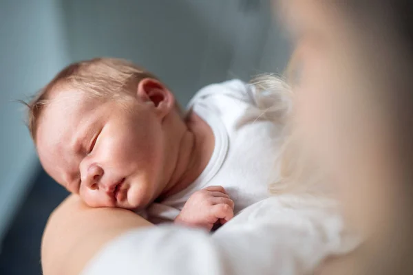 A close-up of unrecognizable mother with a sleeping newborn baby at home. — Stock Photo, Image