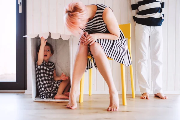 Ung kvinna med två barn spelar hemma, ha roligt. — Stockfoto