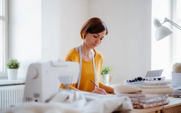 Jeune femme créative dans un studio, démarrage d'une petite entreprise de couture . — Photo