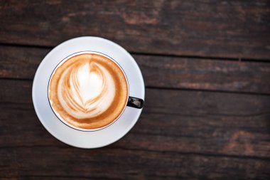 Koyu ahşap masada bir fincan kahve. Boşluk Kopyala.