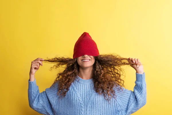 Πορτρέτο μιας νεαρής γυναίκας με μάλλινο καπέλο στα μάτια της σε ένα στούντιο. — Φωτογραφία Αρχείου