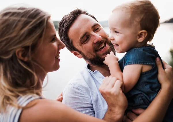 Yaz aylarında doğada ebeveynler ve küçük Toddler kız. — Stok fotoğraf