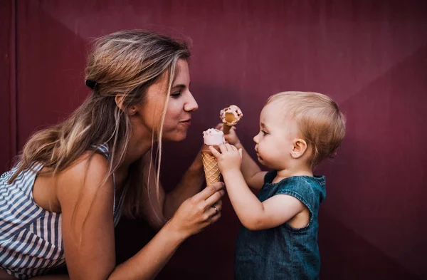 아이스크림을 먹는 여름, 야외에서 작은 유아 여 젊은 어머니. — 스톡 사진