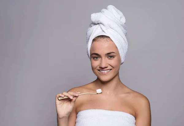 Porträt einer jungen Frau mit Zahnbürste im Atelier, Schönheits- und Hautpflege. — Stockfoto