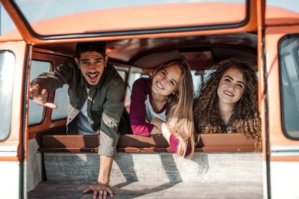 Bir grup pencereden dışarı bakıyor genç arkadaşıyla bir ROADTRIP kırsal yoluyla üzerinde. — Stok fotoğraf