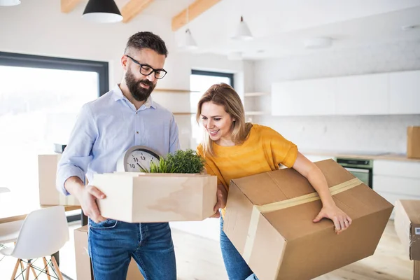 A young couple moving in new home. — Stock Photo, Image