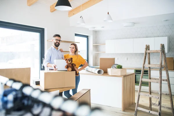A young couple moving in new home. — Stock Photo, Image