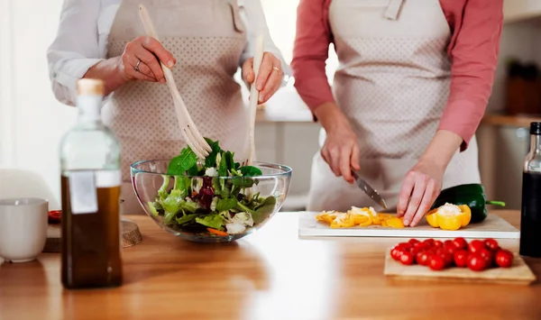 Střední část žen doma, příprava zeleninového salátu. — Stock fotografie