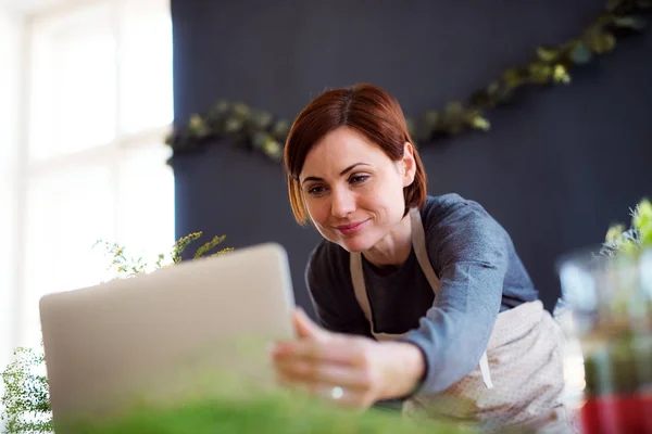 Fiatal kreatív nő egy virágbolt használ laptop. A virágüzlet üzlet indítás. — Stock Fotó